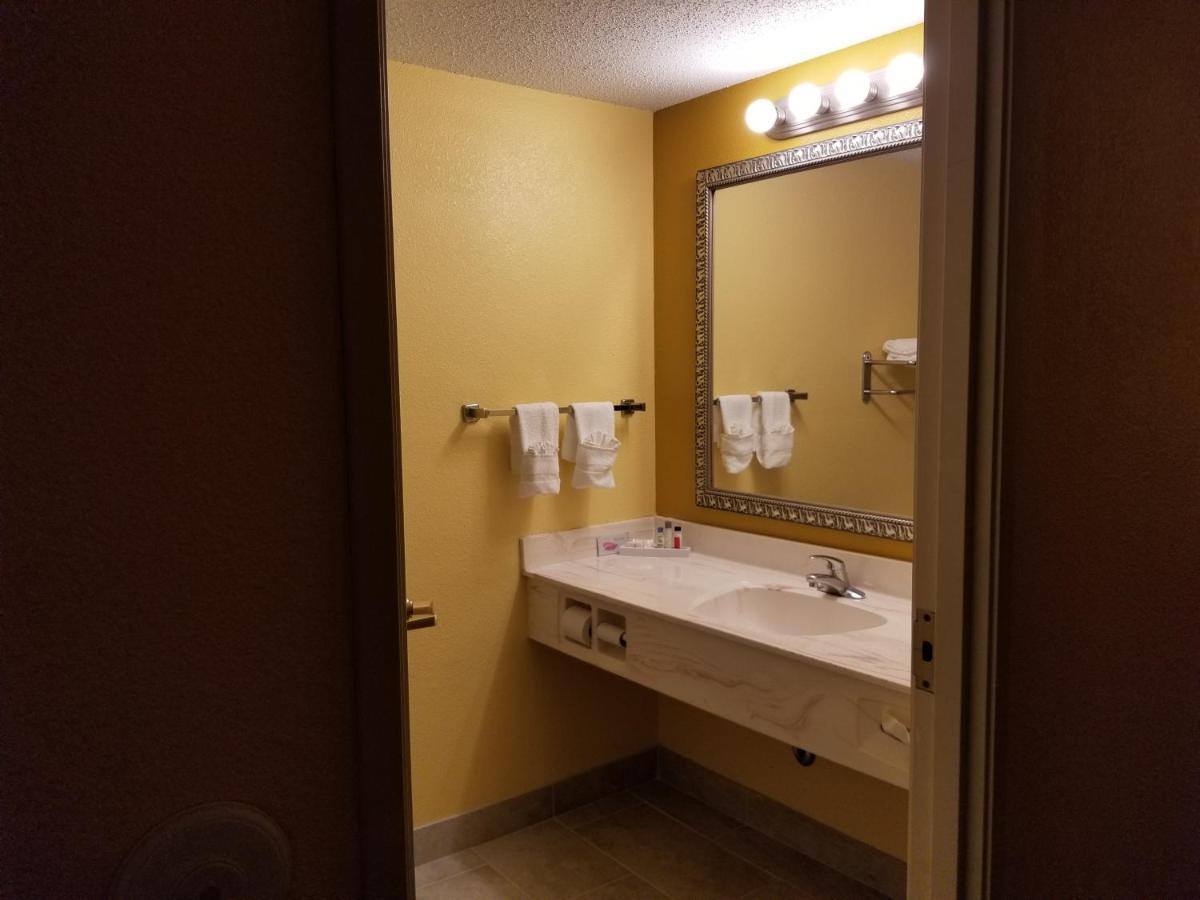 Owosso Comstock Inn & Conference Center מראה חיצוני תמונה