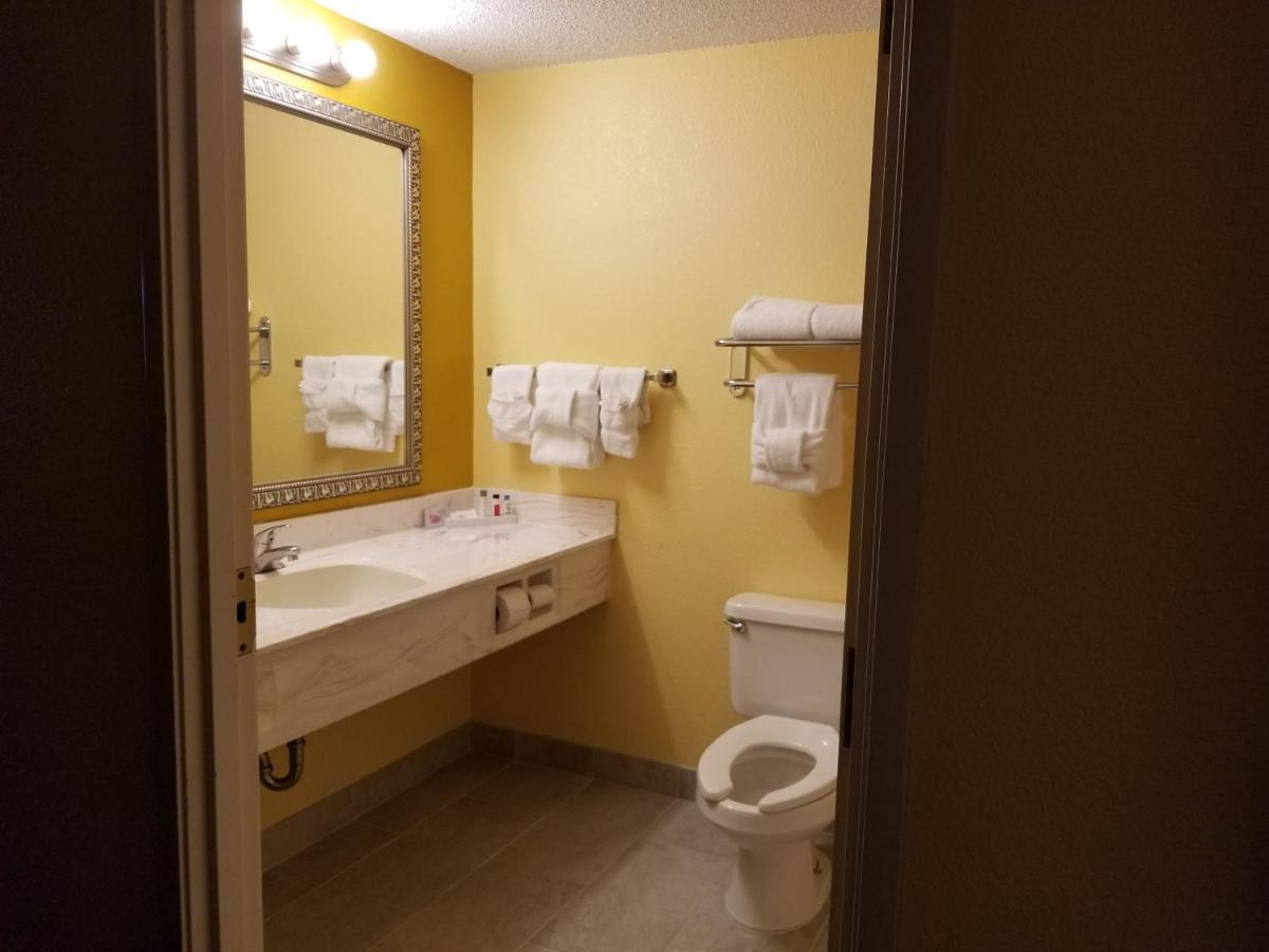 Owosso Comstock Inn & Conference Center מראה חיצוני תמונה